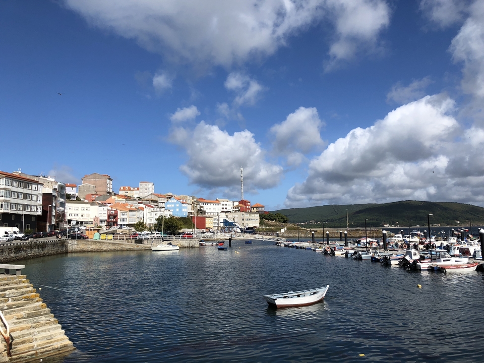 Port pittoresque avec des bateaux et des bâtiments colorés.