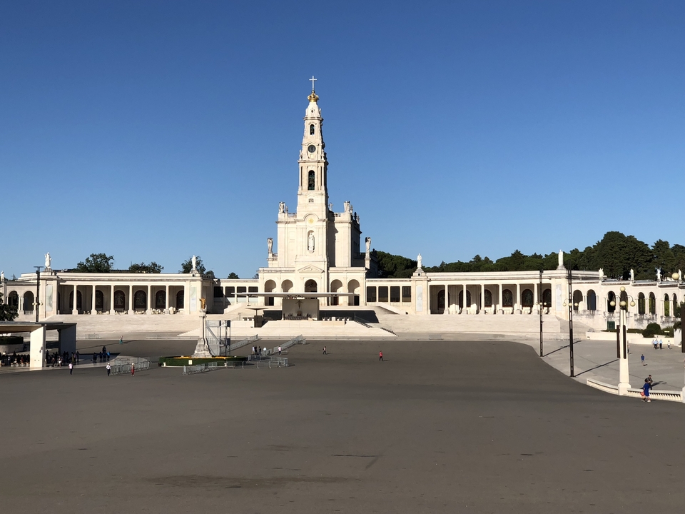 Grand complexe religieux avec une large place.