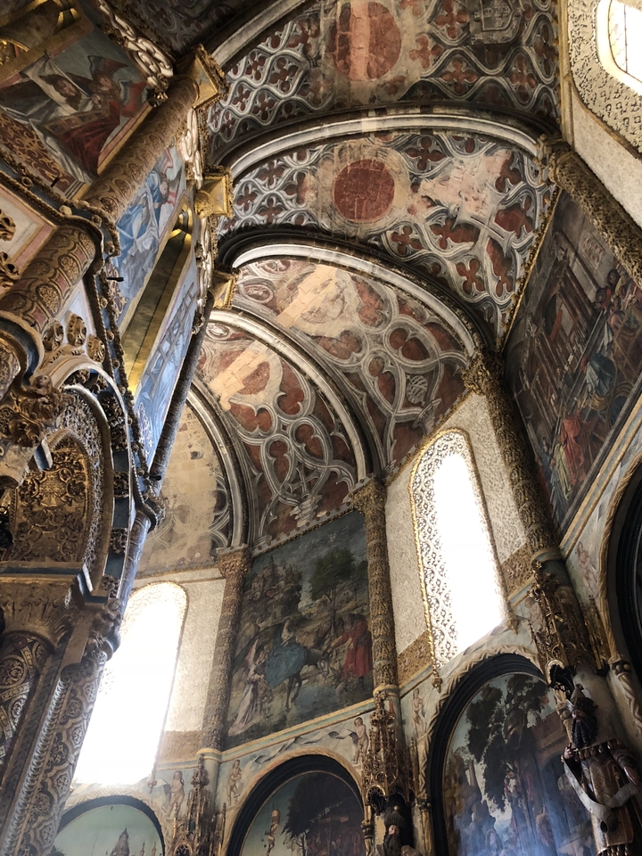 Détails intérieurs complexes d'une église historique.