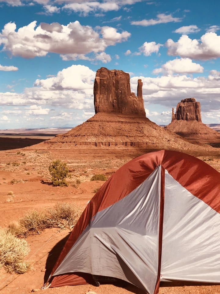 Monument Valley avec une tente de camping au premier plan.