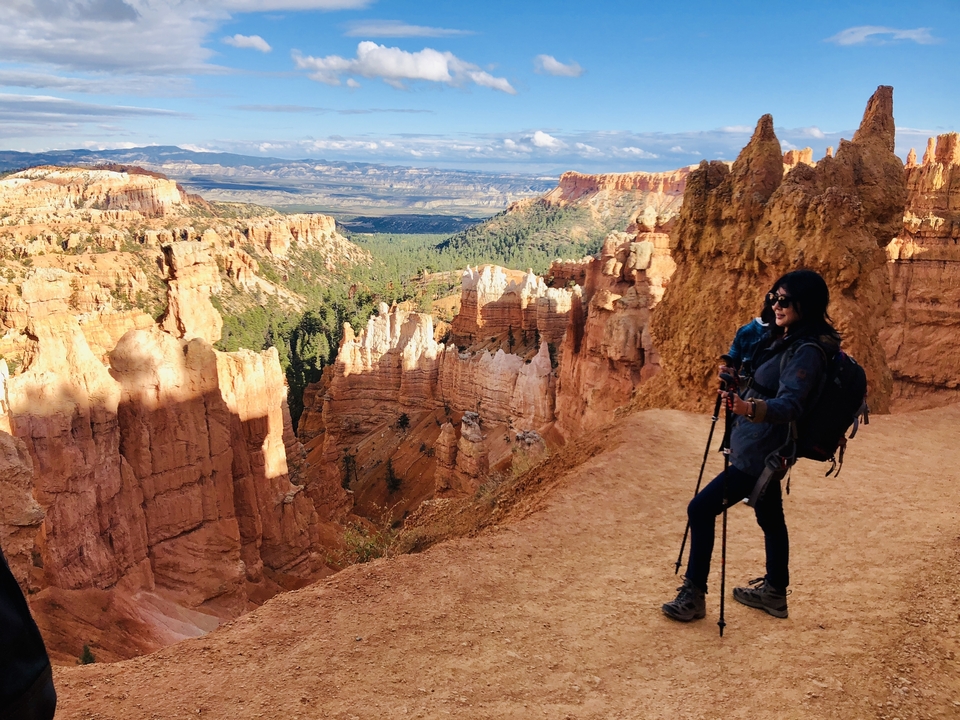 Randonneur contemplant le paysage époustouflant de Bryce Canyon.