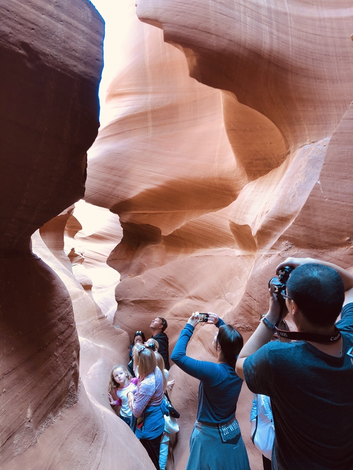 Des touristes prenant des photos dans les canyons étroits d'Antelope Canyon.