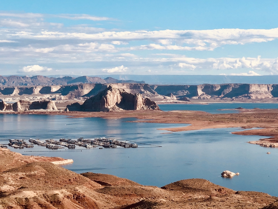 Lac Powell avec marina et paysage spectaculaire.