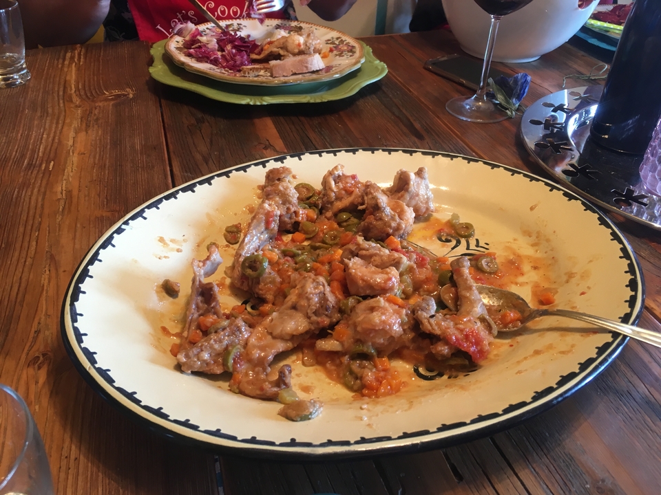 Assiette de viande cuite avec des légumes sur une table à manger.