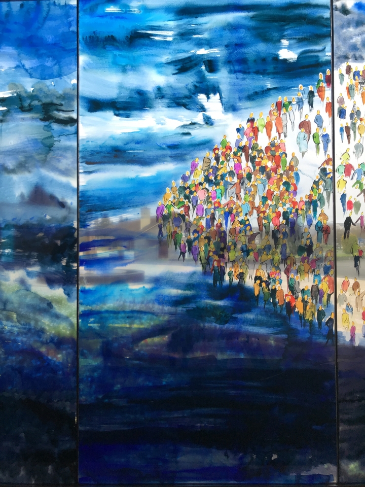 Peinture colorée d'une grande foule de personnes sur un fond bleu dramatique.