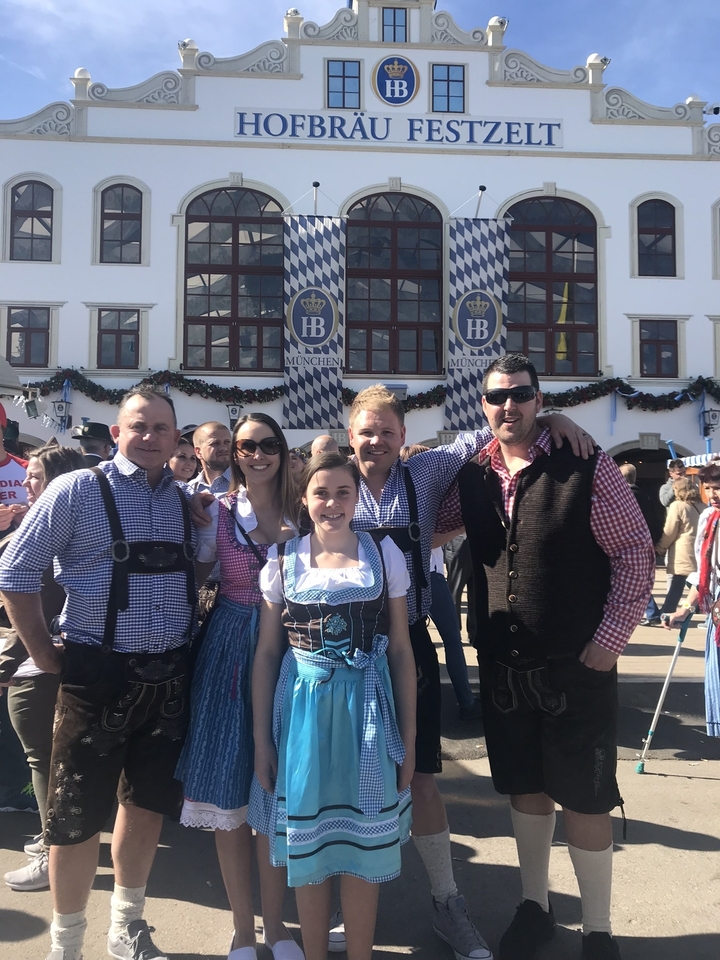 Cinq personnes en tenues traditionnelles lors d'un festival.