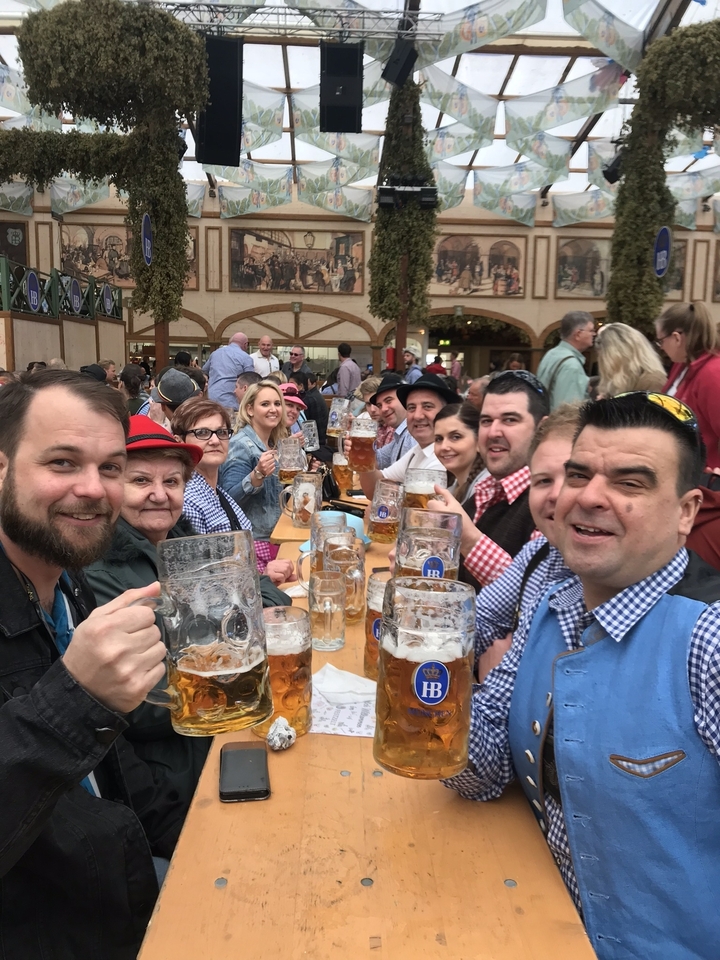 Un groupe de personnes dans une brasserie levant leurs verres.