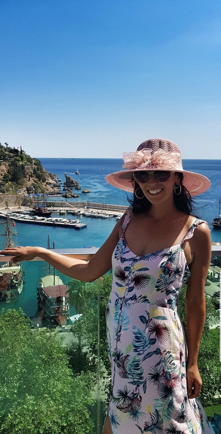 Femme debout près d'une vue pittoresque sur le port.