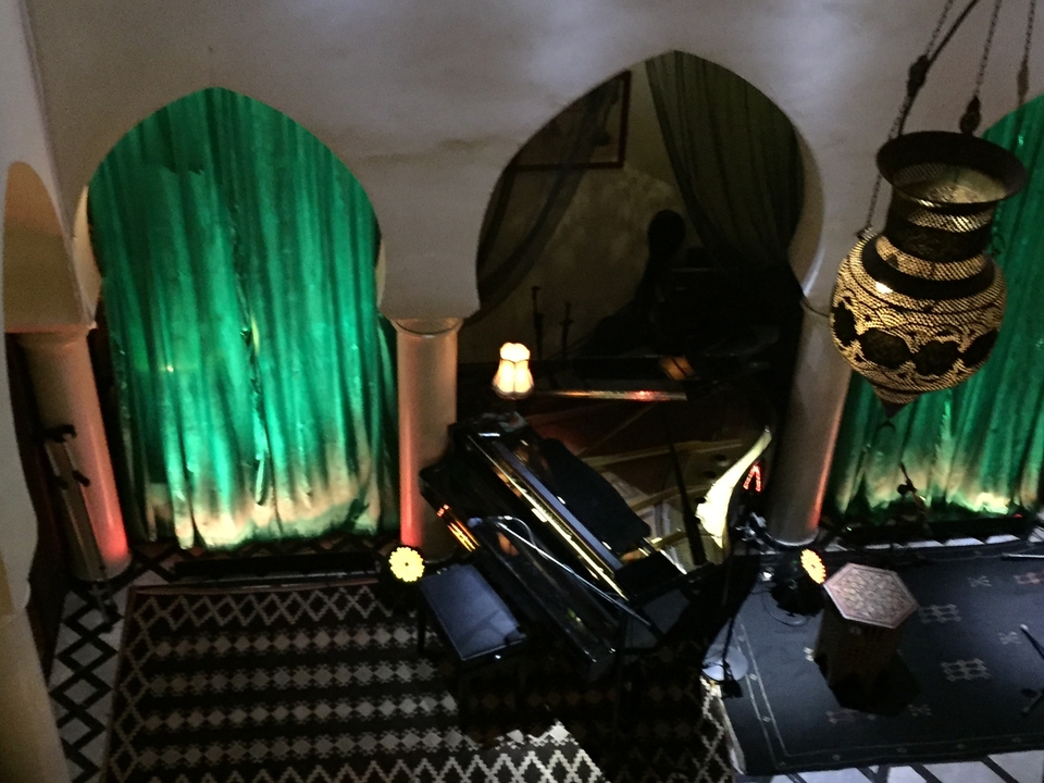 Intérieur artistique avec un piano à queue et une décoration luxueuse.