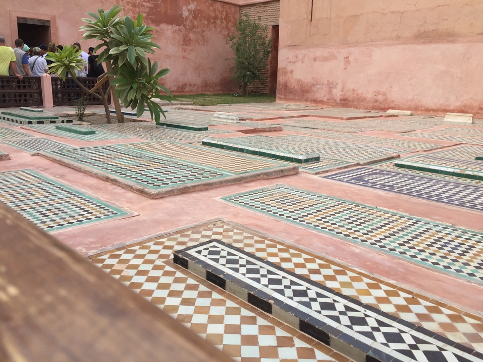 Tombes carrelées décoratives dans une cour ouverte.