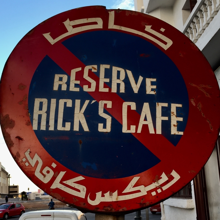 Panneau pour le 'Rick's Café' avec un symbole de réservation.
