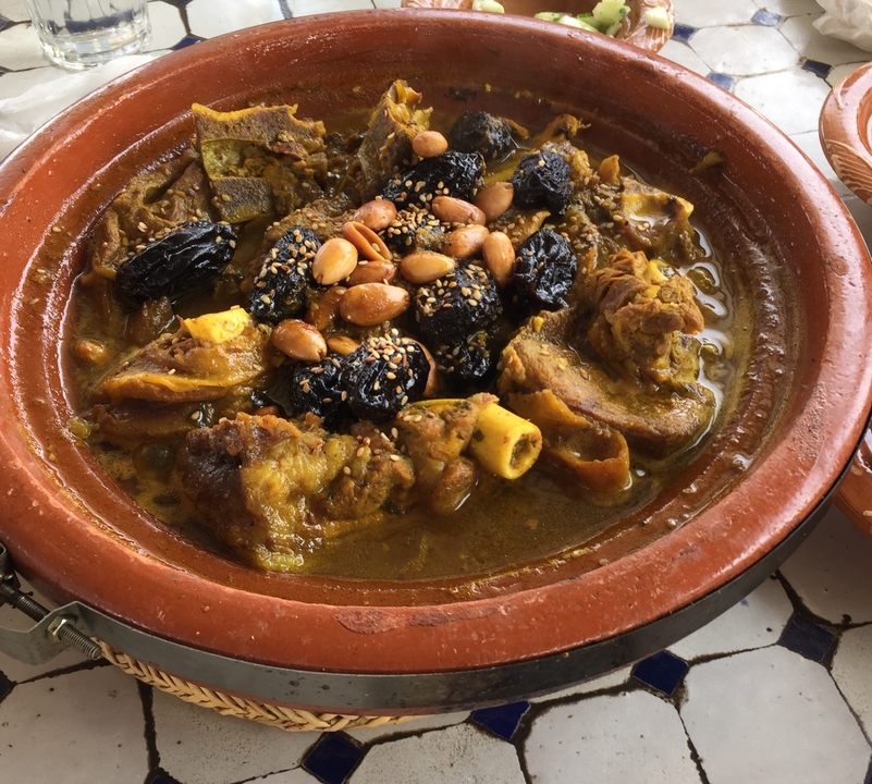 Plat de tajine marocain traditionnel aux amandes et aux pruneaux.