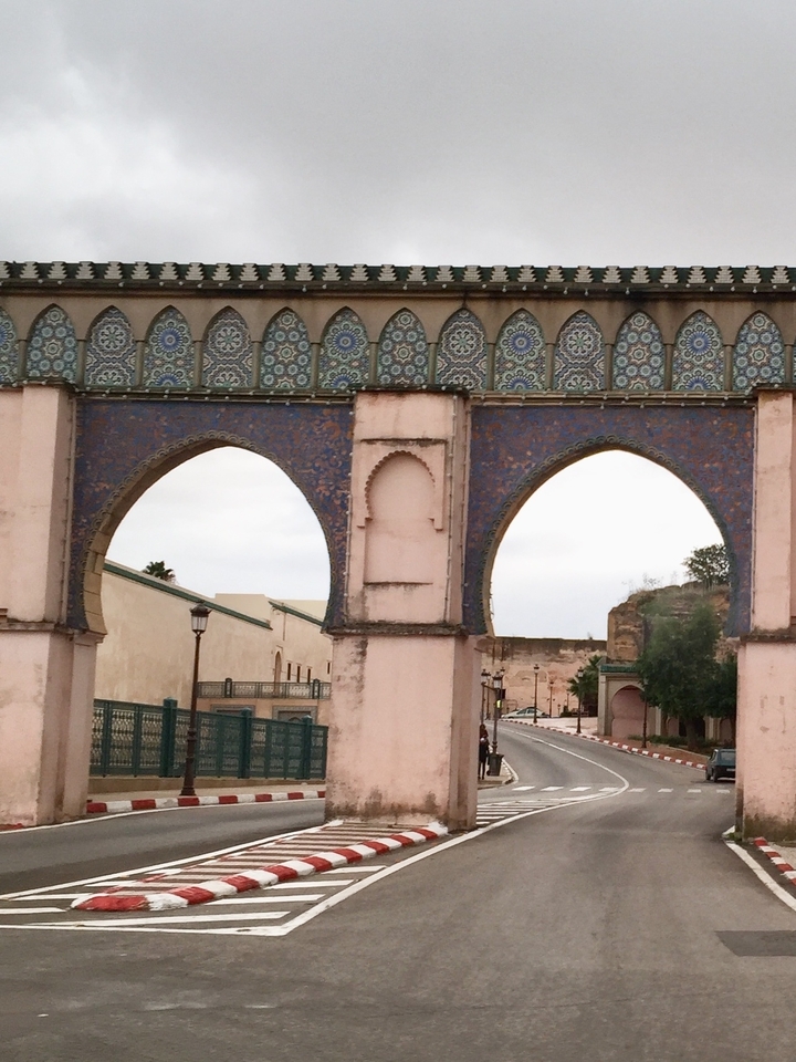 Portail orné avec un carrelage de style marocain.