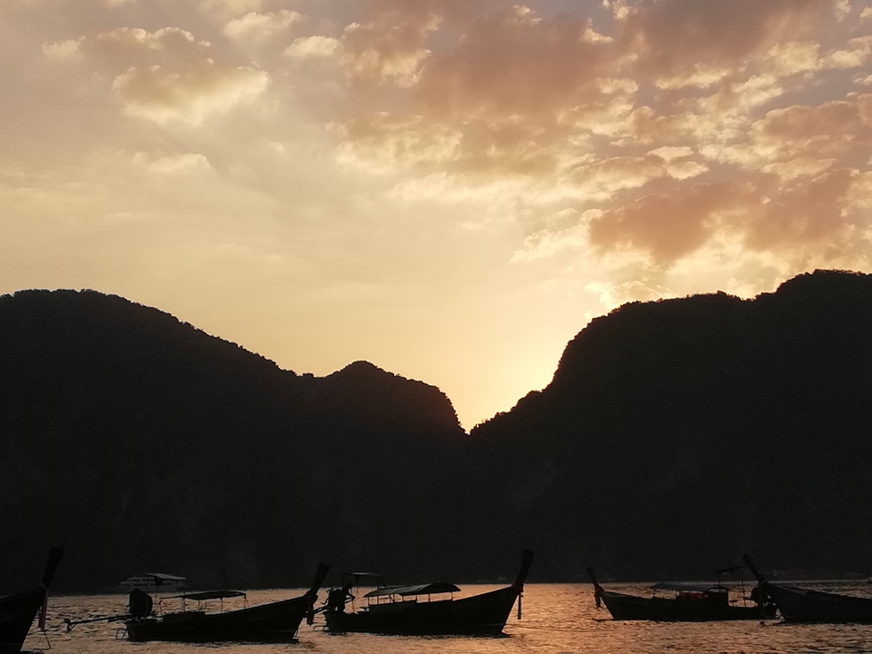 Silhouette de montagnes au coucher du soleil.