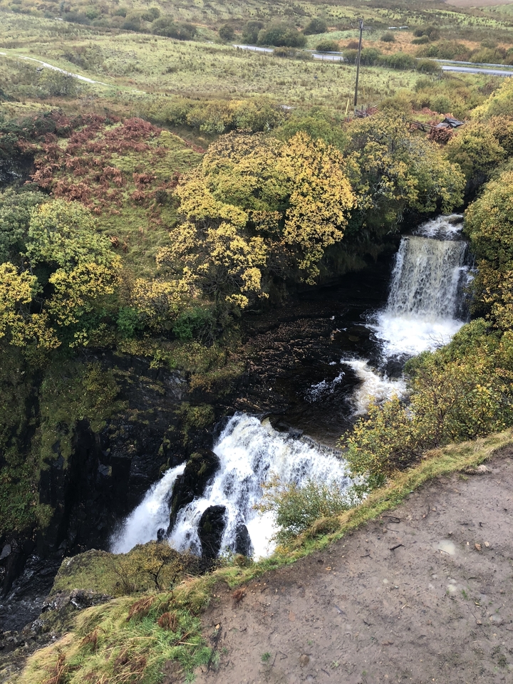 Cascade entourée de feuillages d'automne.