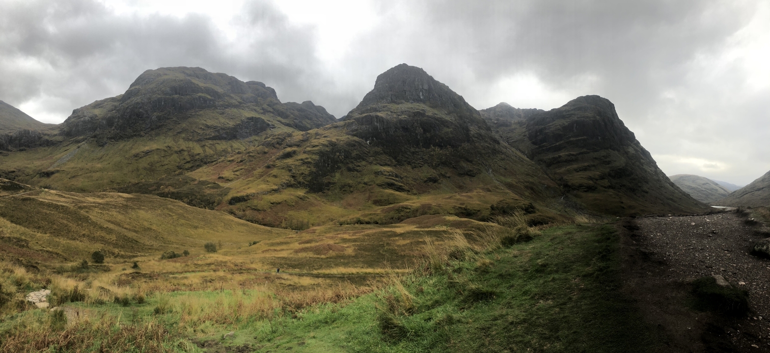 Paysage de montagne sous un ciel nuageux.