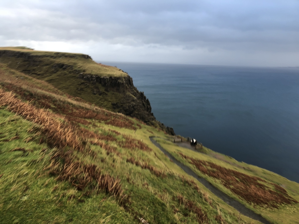 Vue depuis la falaise surplombant la mer en Écosse.