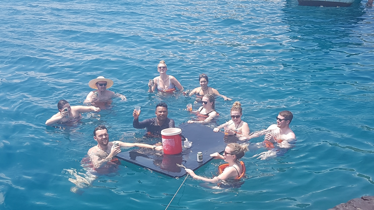 Groupe de personnes profitant de boissons dans la mer.