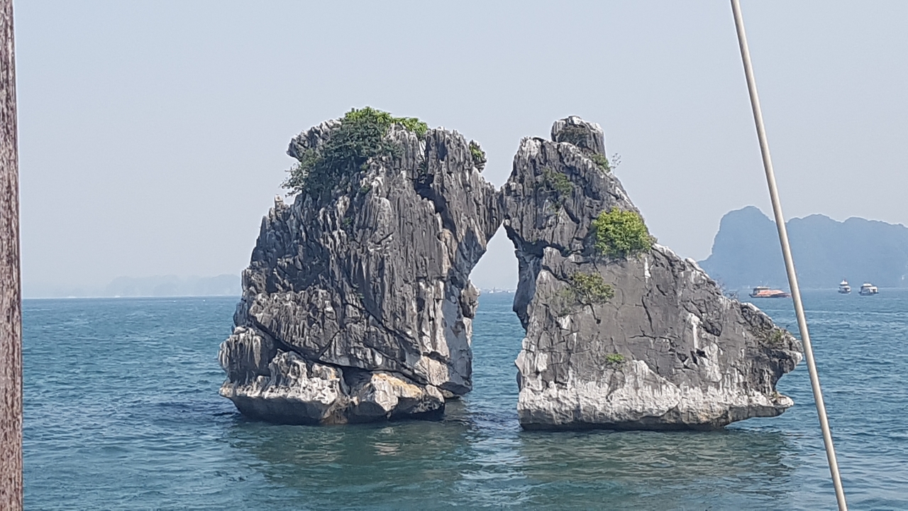 Des formations rocheuses distinctives dans la mer.