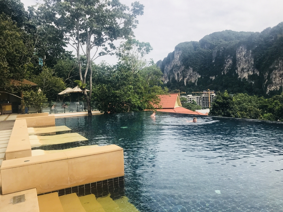 Piscine à débordement avec vue panoramique sur les montagnes.