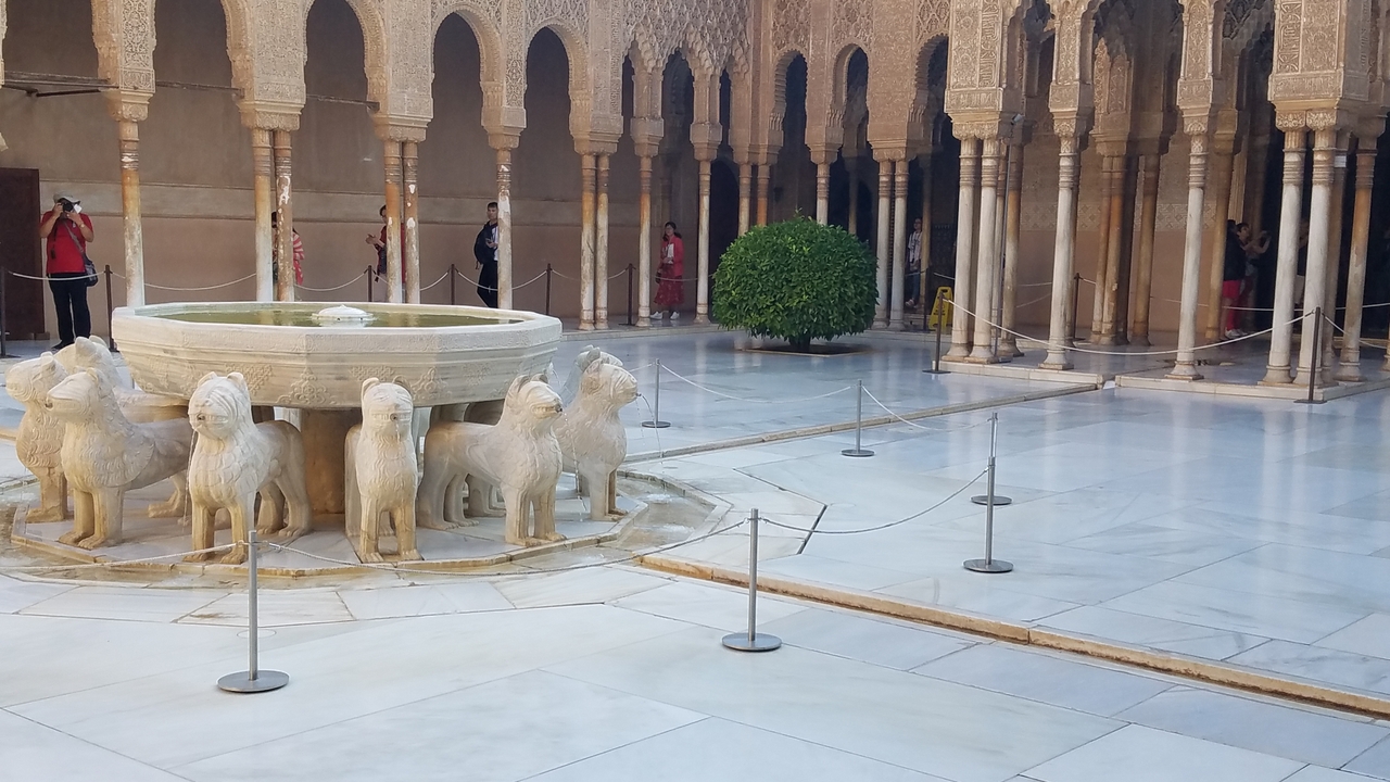 Cour complexe avec la Fontaine des Lions à l'Alhambra, Grenade.
