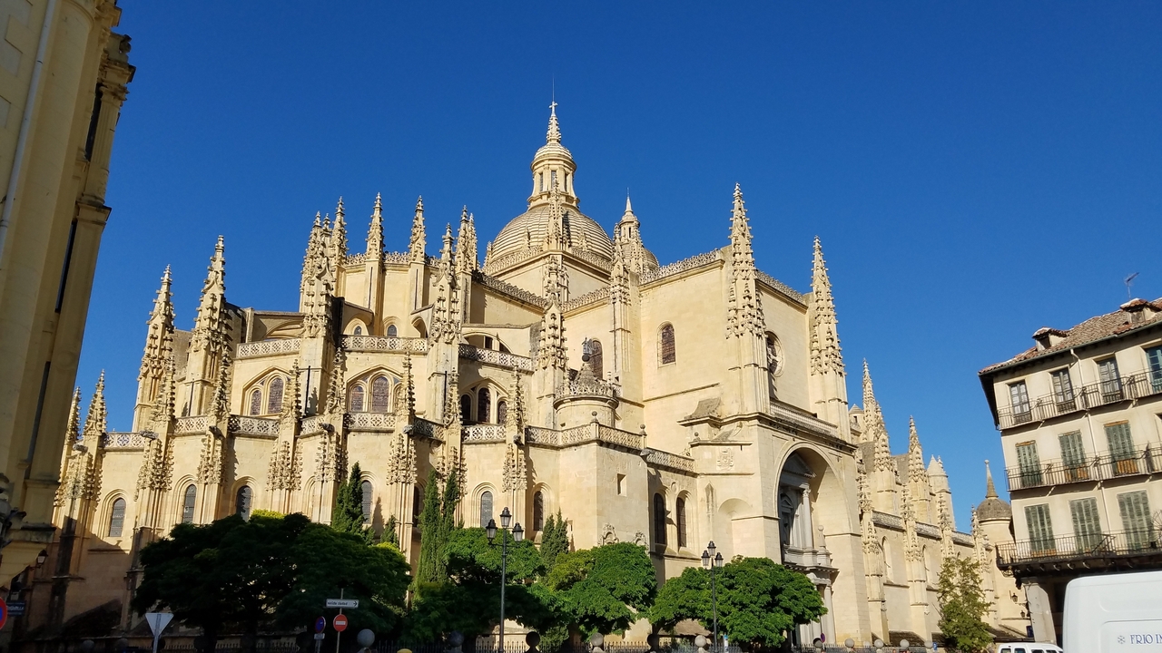 Vue extérieure d'une cathédrale de style gothique avec un ciel lumineux.
