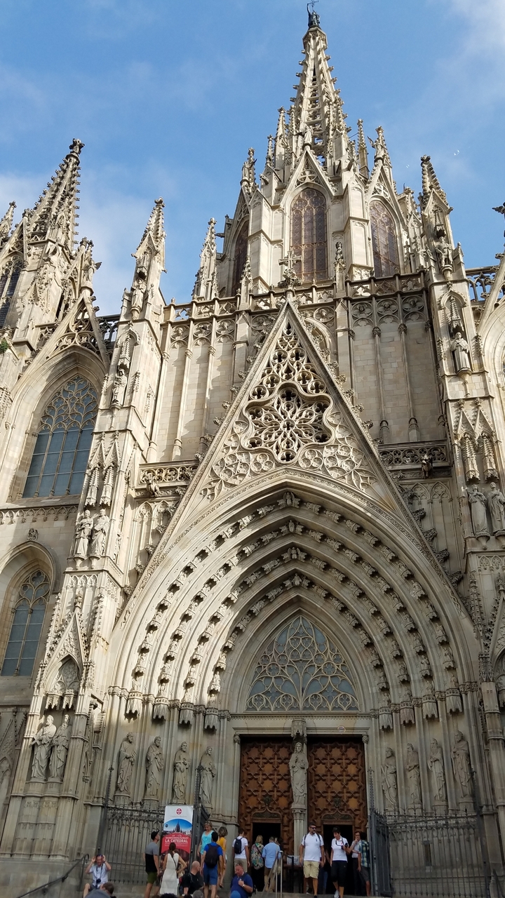 Gros plan sur la façade gothique ornée d'une cathédrale avec des sculptures complexes.