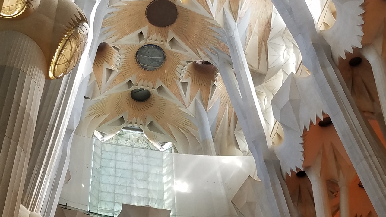 Intérieur d'un espace architectural moderne avec de hauts plafonds voûtés.