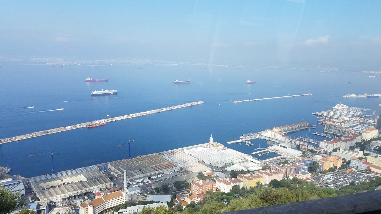 Vue aérienne de Gibraltar avec des navires et la mer.