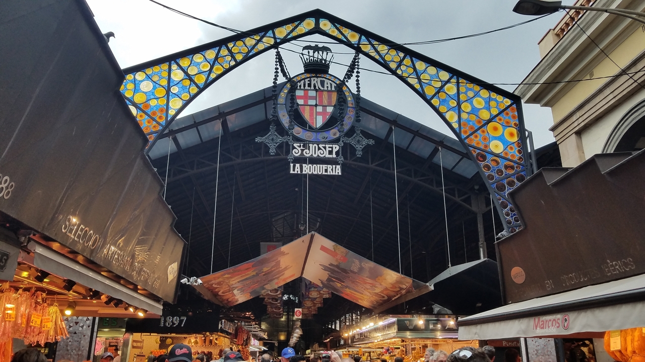 Entrée d'un marché animé avec une signalétique vibrante et décorative.