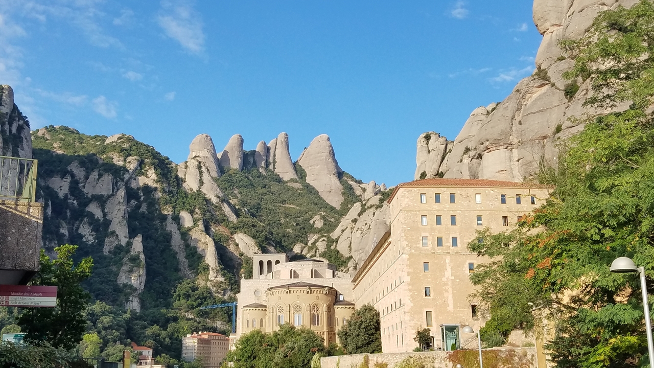 Vue de la montagne de Montserrat avec des bâtiments architecturaux à la base.