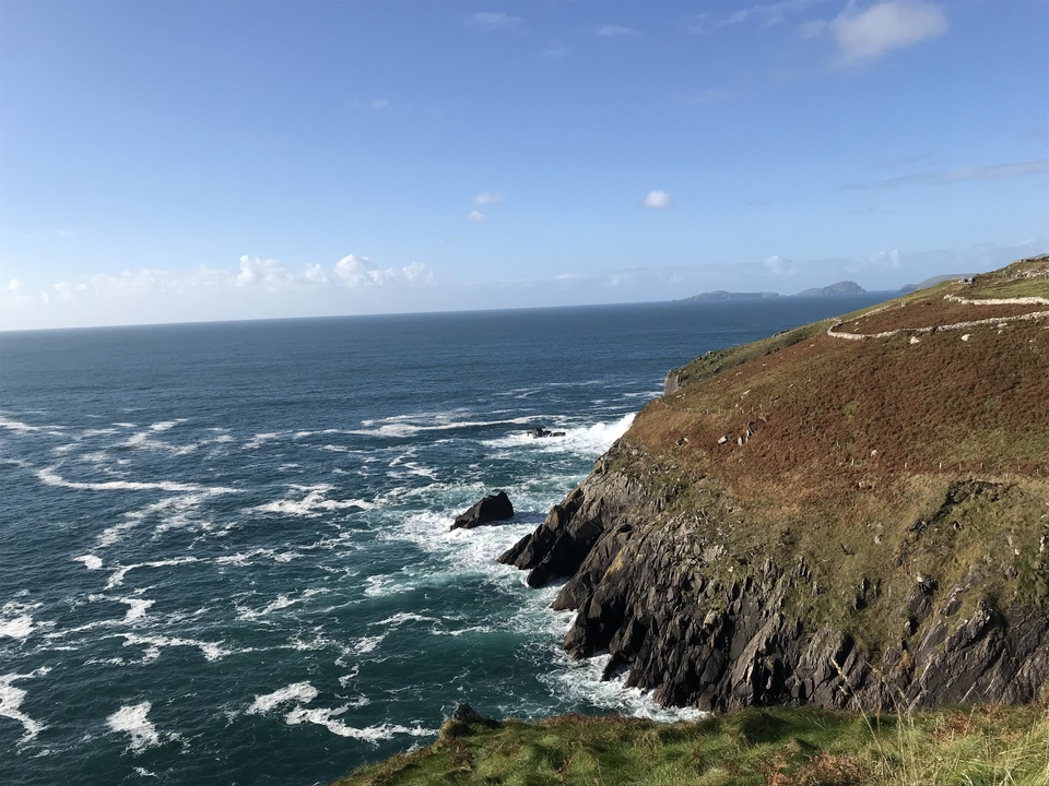Falaises côtières avec des vagues qui se brisent contre elles.