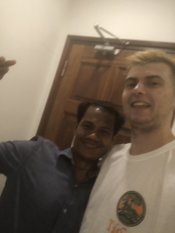 Gros plan flou de deux personnes à l'intérieur.