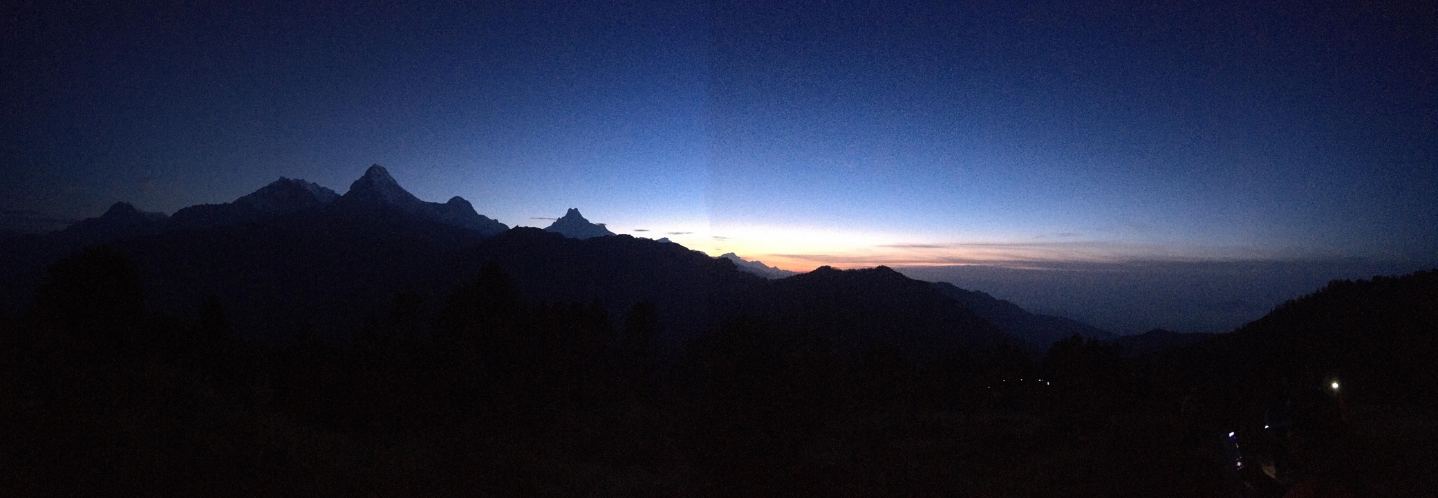 Silhouette de chaîne de montagnes au crépuscule.