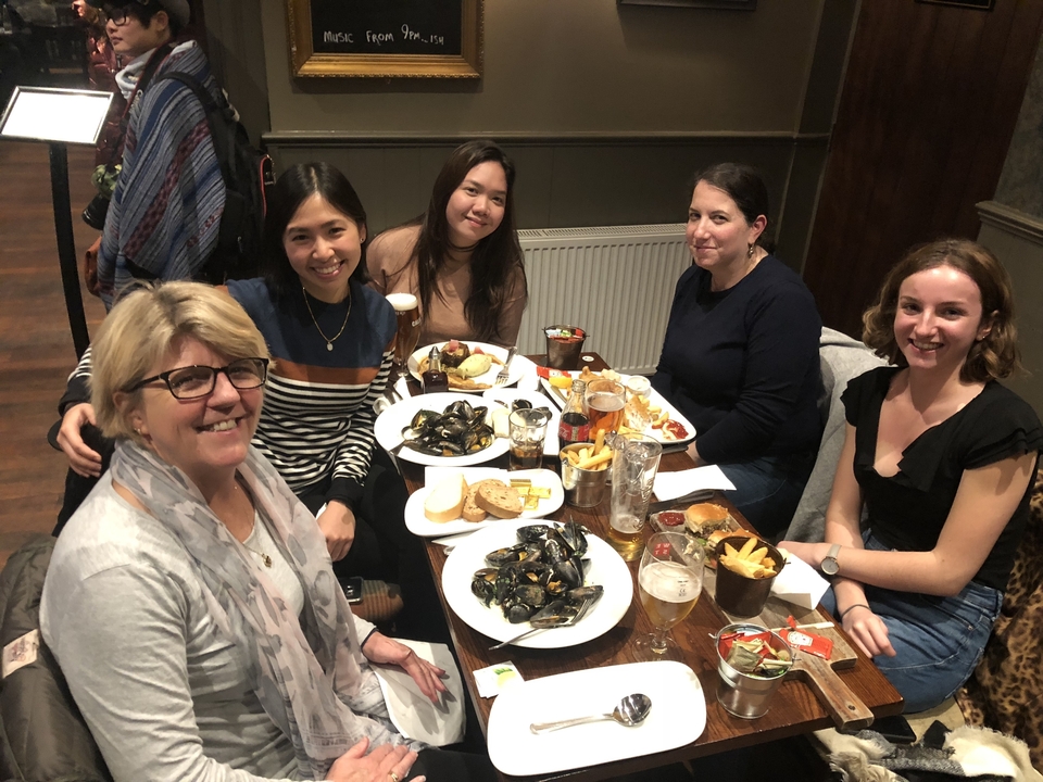 Groupe profitant d'un repas dans un restaurant.