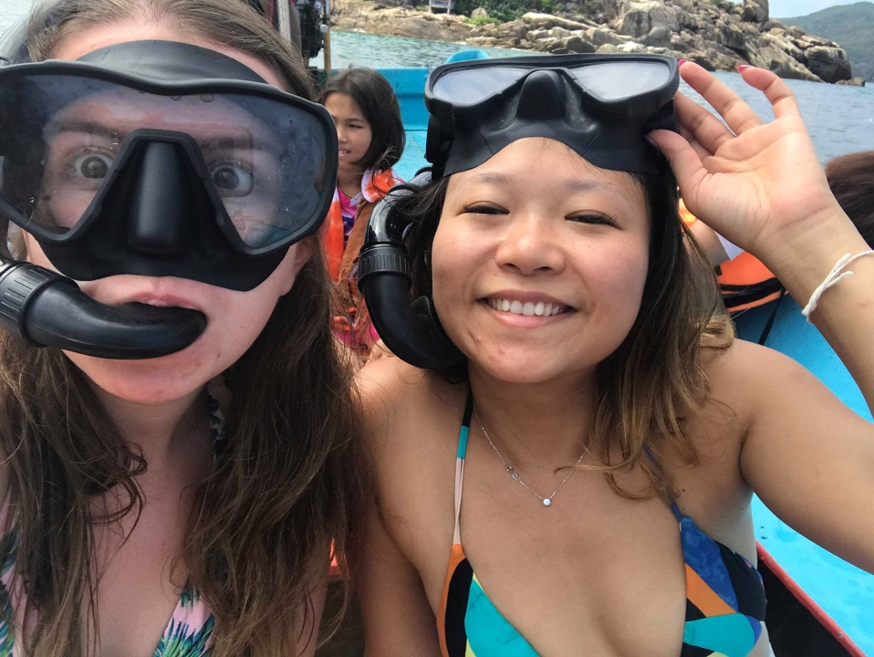 Deux amis avec un équipement de plongée avec tuba sur un bateau.