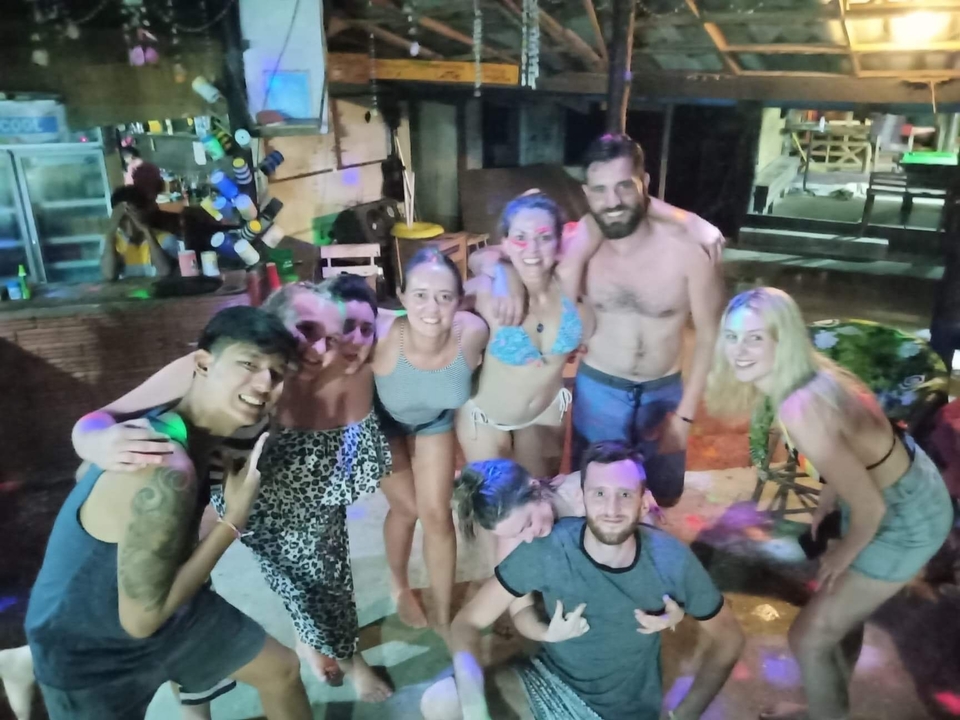 Des gens profitant de la vie nocturne dans un bar de plage.