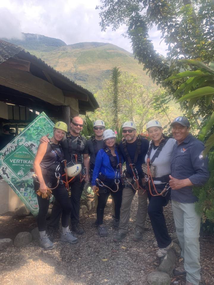 Groupe de personnes se préparant pour une activité d'aventure avec des casques.