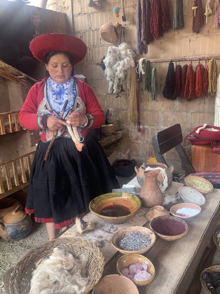 Une personne démontrant des techniques de tissage traditionnelles.
