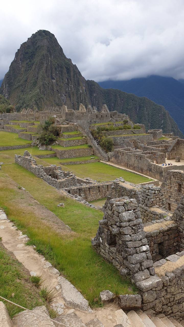 Ruines du Machu Picchu avec un arrière-plan montagneux.