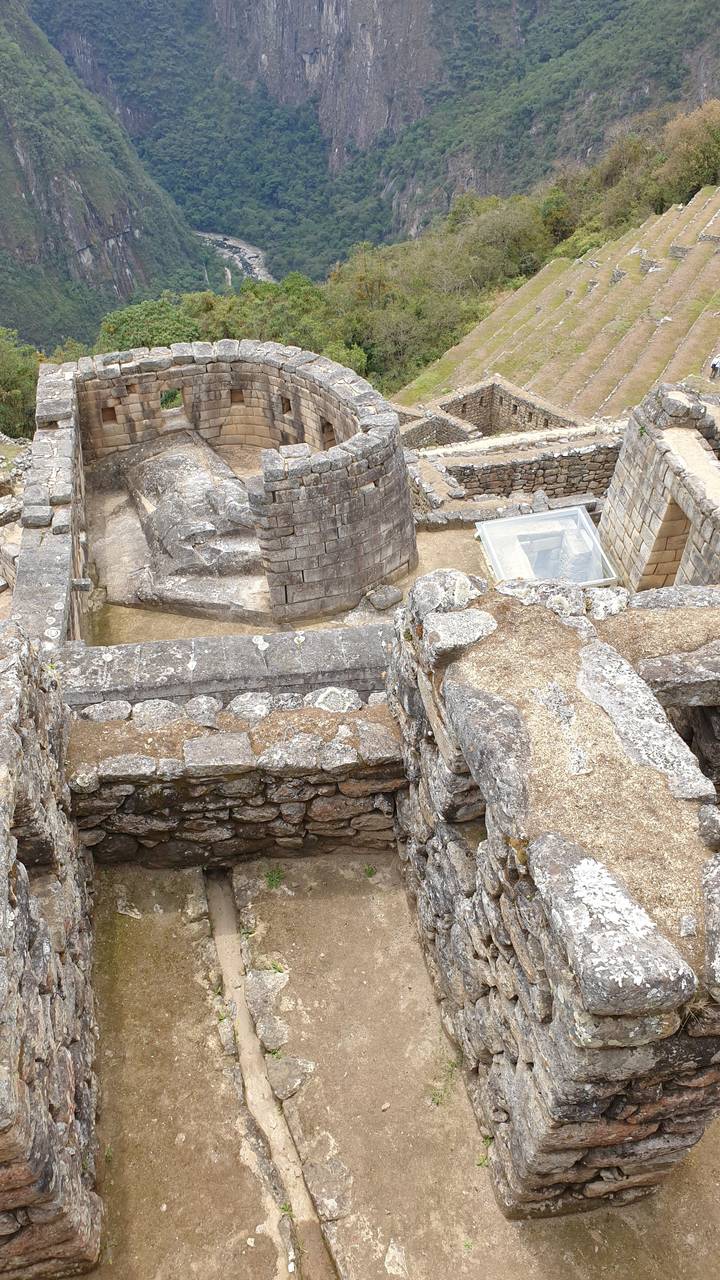 Ruines de pierre au Machu Picchu avec des terrasses.