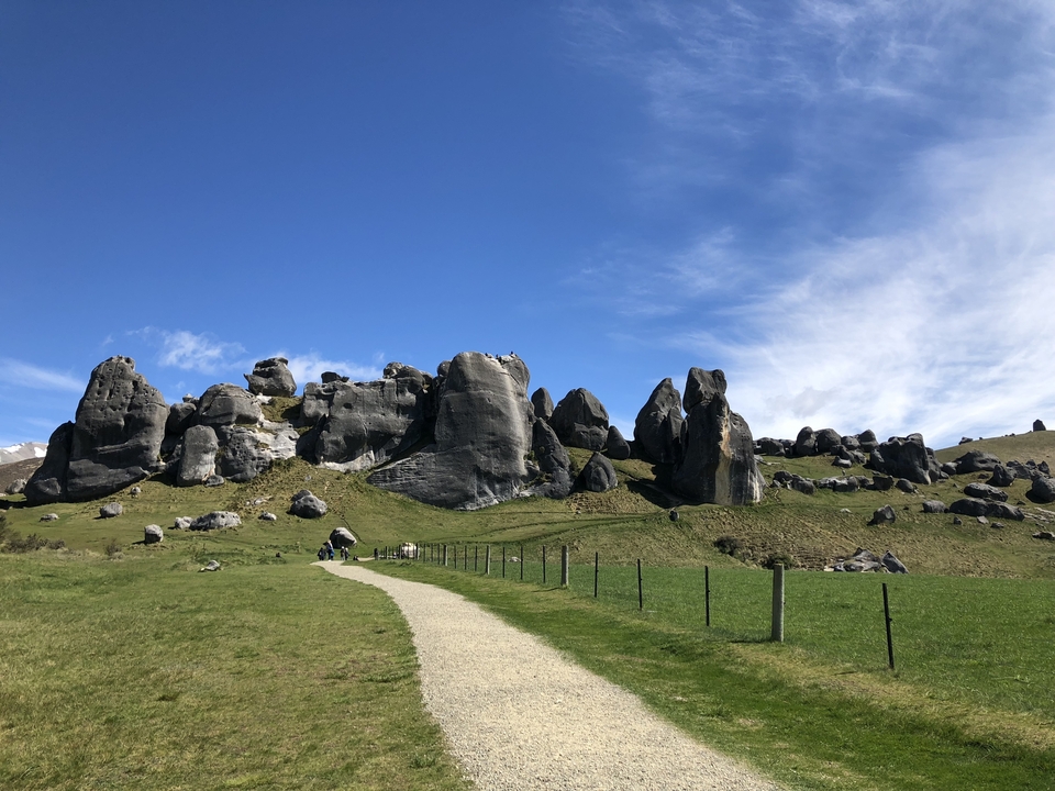 Formations rocheuses et sentier de randonnée par une journée claire.