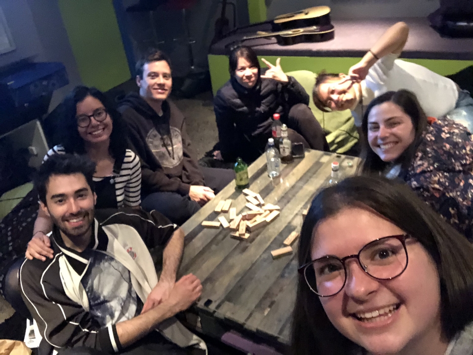 Des amis rassemblés autour d'une table jouant à un jeu.