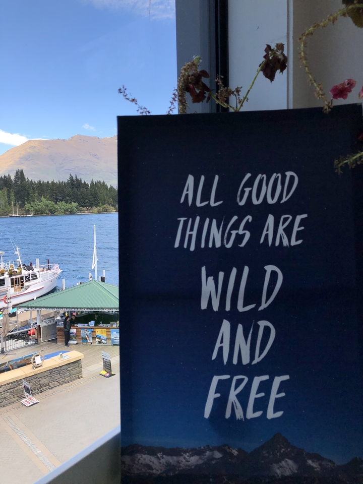 Panneau avec vue sur un lac et des montagnes.