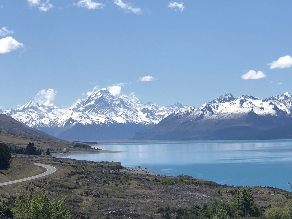 Vue panoramique d'une chaîne de montagnes sur un lac.
