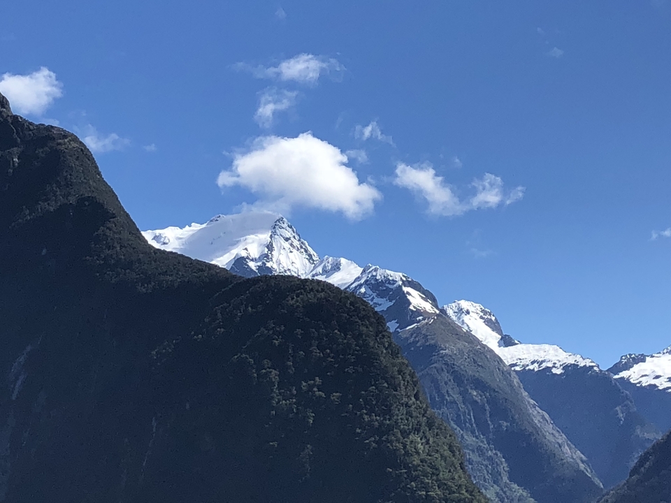 Des montagnes enneigées vues d'en bas.