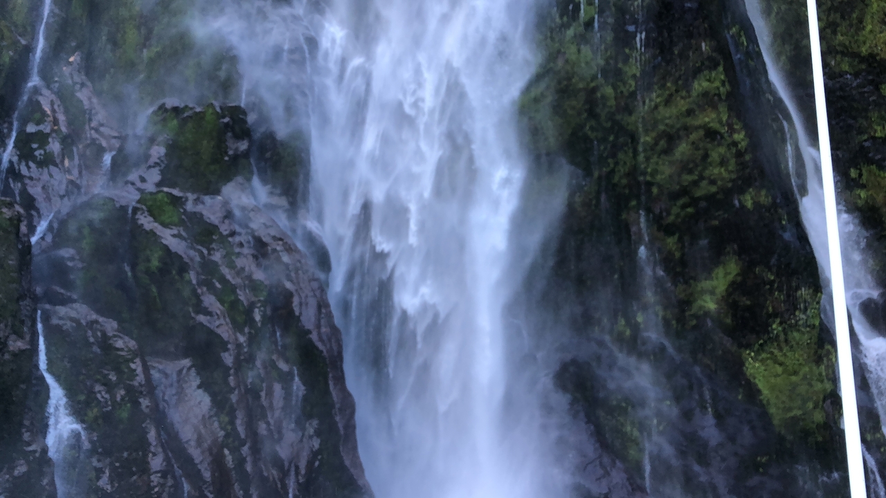 Puissante chute d'eau se déversant en cascade sur les rochers.