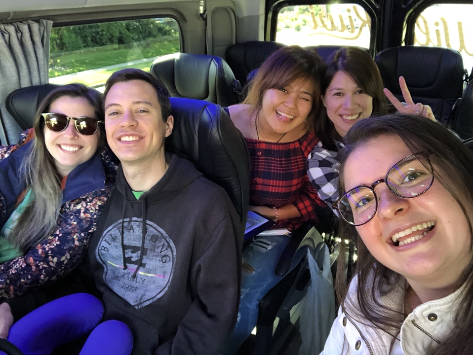 Groupe d'amis s'amusant à l'intérieur d'un véhicule.