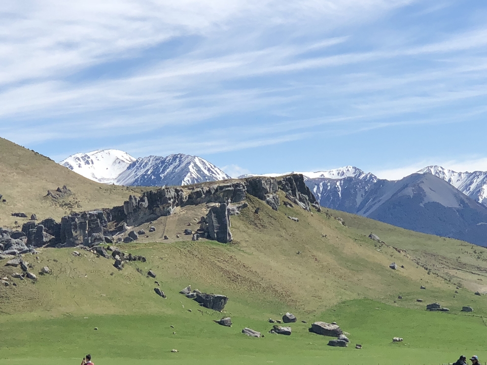 Paysage montagneux avec un ciel bleu dégagé.