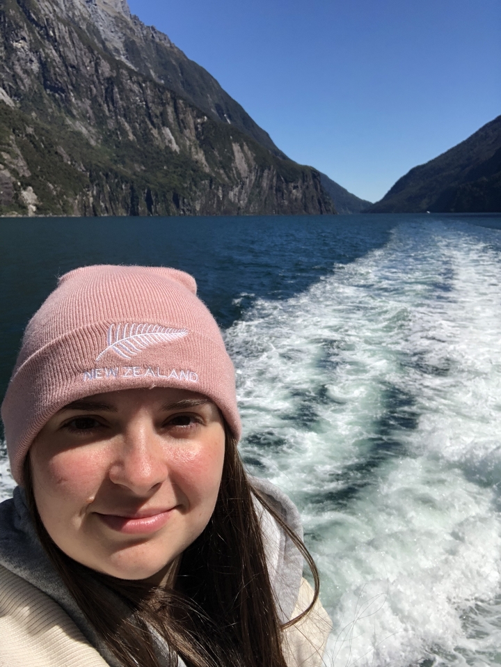 Personne sur un bateau avec un sillage dans l'eau.